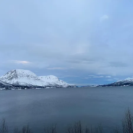 Sjursnes, Lyngen Alps, Aurora Borealis بيت للعطل